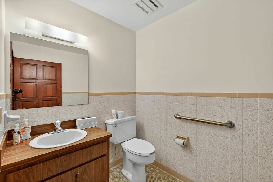 More Photos Of 1029 W Magnolia St, Leesburg Office For Sale