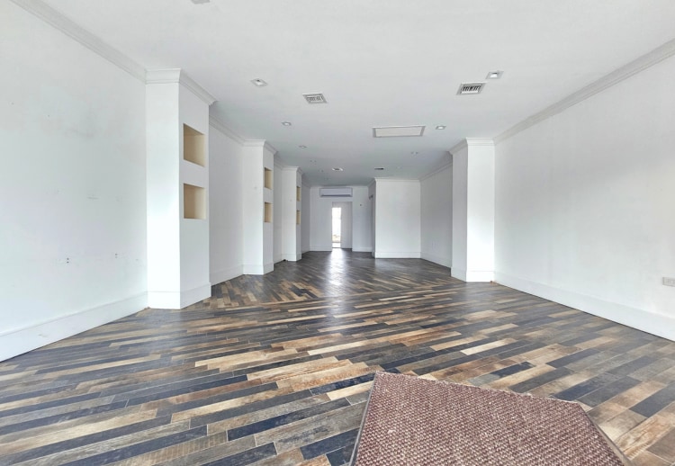 More Photos Of 77 Jobs Ln, Southampton General Retail For Lease