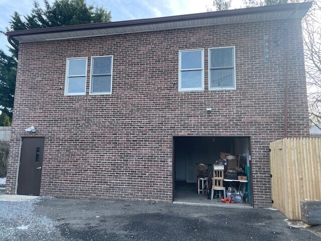 More Photos Of 94 Washington Dr, Centerport Showroom For Lease