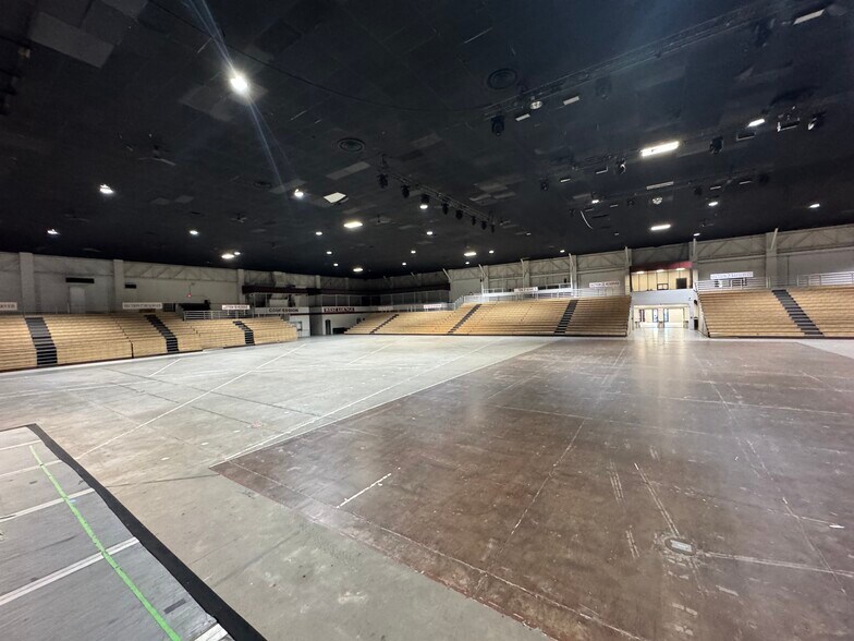 More Photos Of 10408 State Highway 64 E, Tyler Theater Concert Hall For Sale