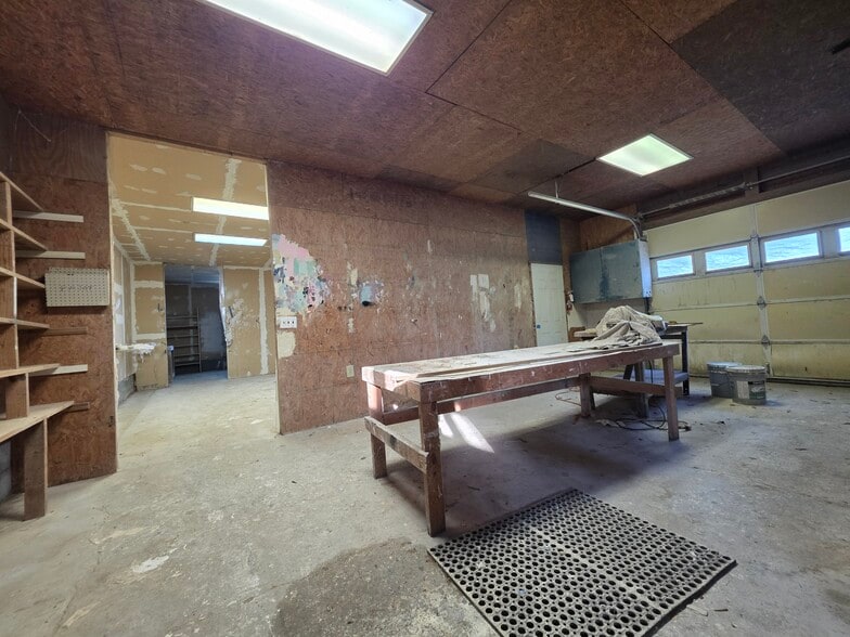 More Photos Of 2034 W 5th St, Washington Showroom For Sale