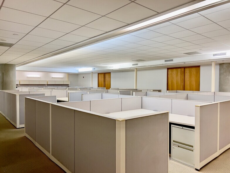 More Photos Of 2100 Ponce De Leon Blvd, Coral Gables Office For Lease