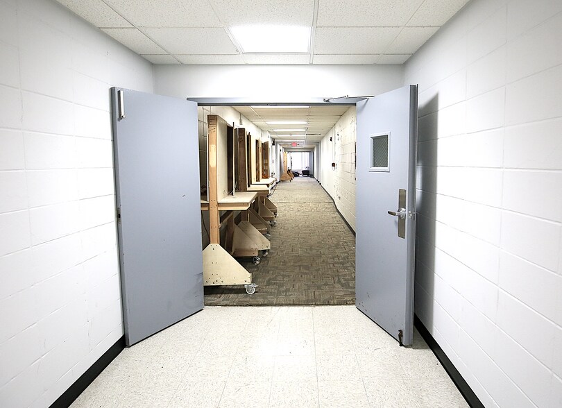 More Photos Of 646 Chicago Rd, Chicago Heights Office For Lease