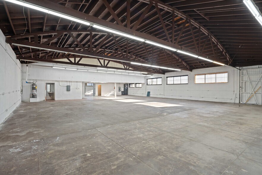 More Photos Of 1421 S Hill St, Los Angeles Warehouse For Lease