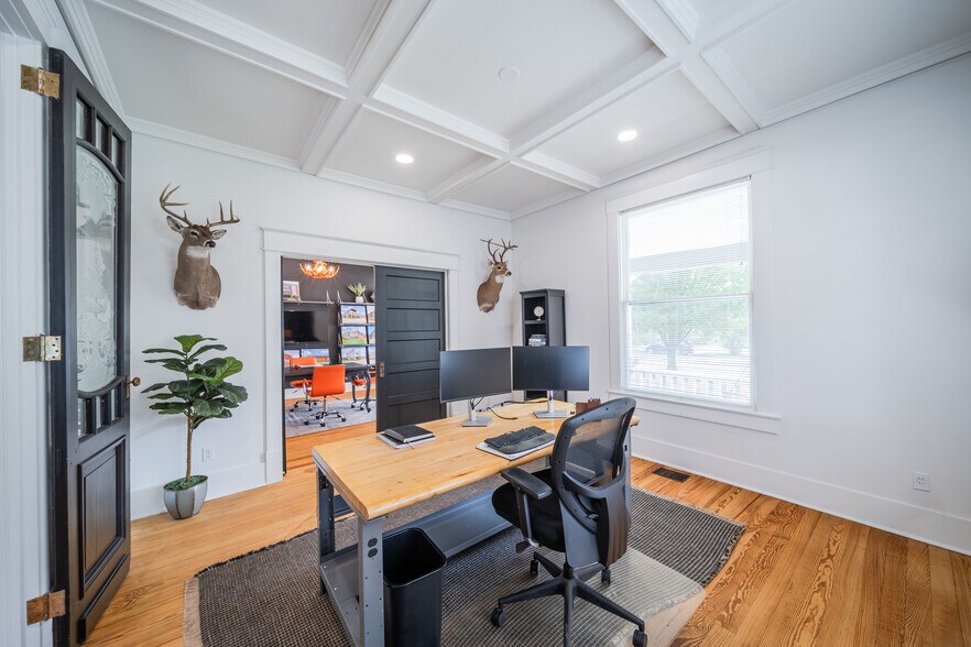 More Photos Of 729 N Bishop Ave, Dallas Office For Sale