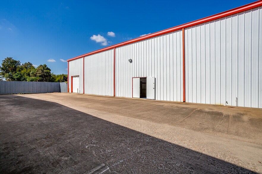 More Photos Of 1841 W Division St, Arlington Warehouse For Sale