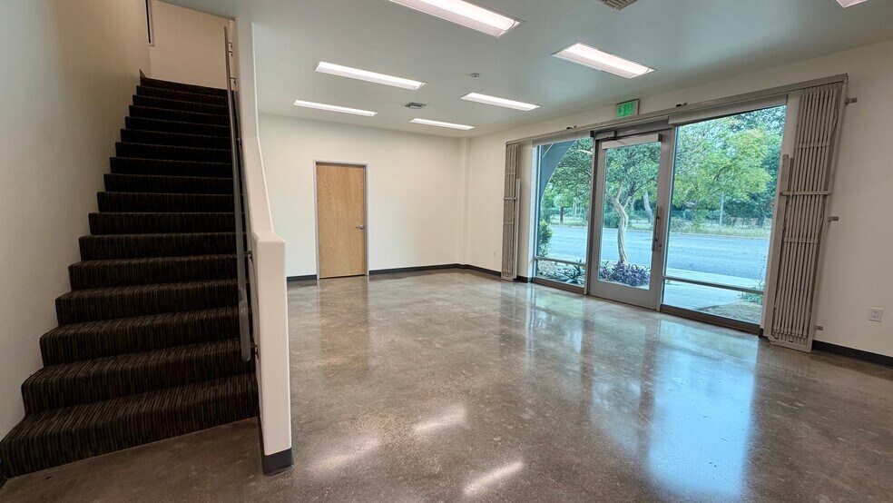 More Photos Of 18320-18330 Oxnard St, Tarzana Unknown For Lease