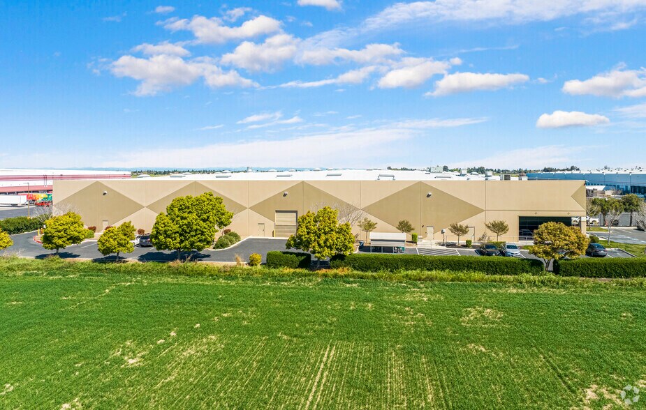 More Photos Of 17400 Shideler Pky, Lathrop Distribution For Lease