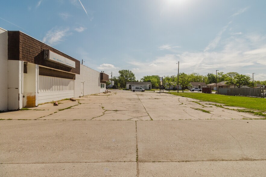 More Photos Of 1015 S Meridian Ave, Wichita Auto Repair For Sale