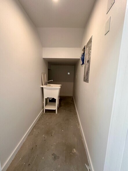 More Photos Of 10100 Darden Hill Rd, Austin Light Distribution For Sale