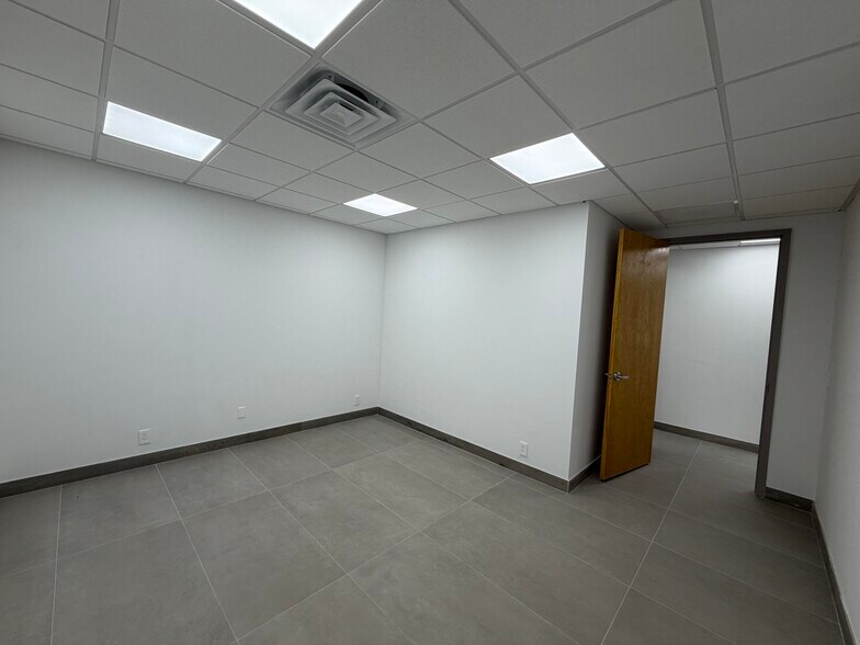 More Photos Of 5170 N Federal Hwy, Fort Lauderdale Storefront Retail Office For Lease