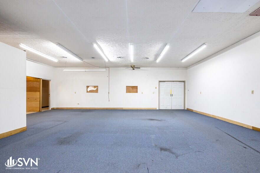 More Photos Of 881 Newtown Pike, Lexington Flex For Lease