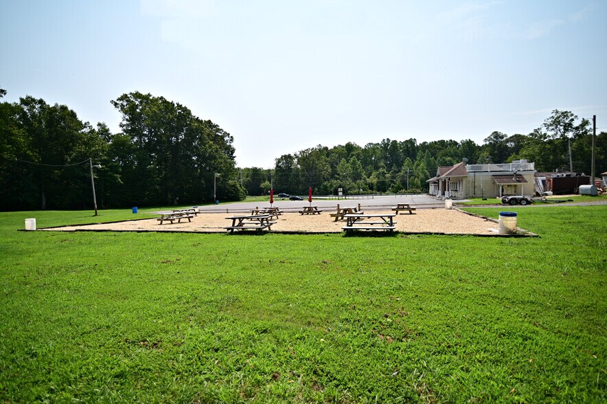 More Photos Of 7670 Hawthorne Rd, La Plata Bar For Sale