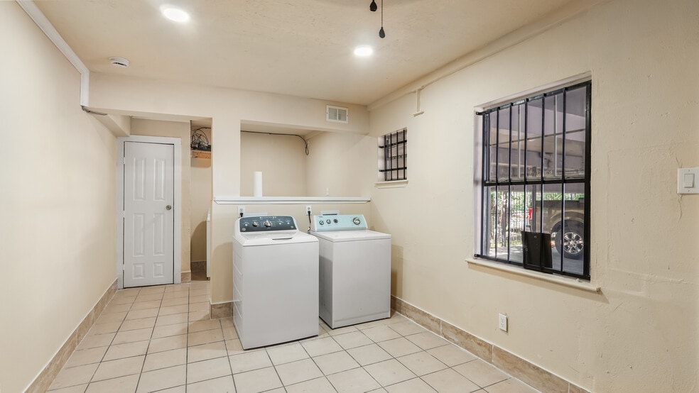 More Photos Of 2819 Berry St, Houston Apartments For Sale