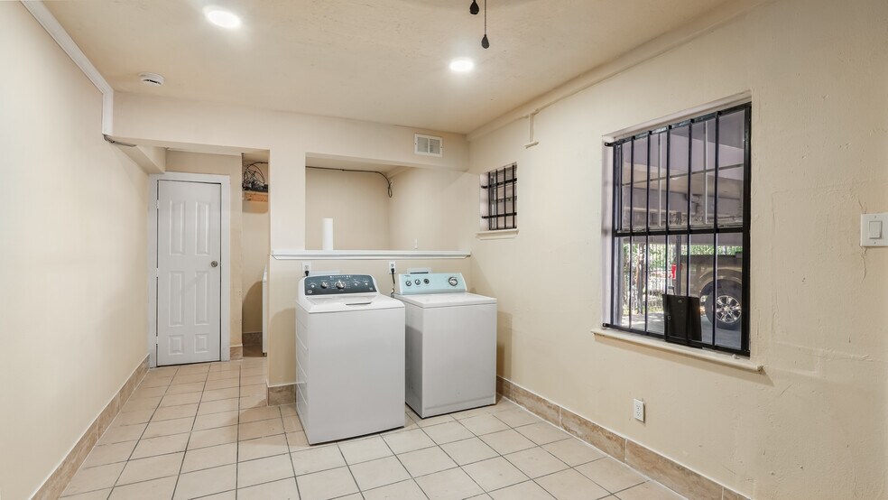 More Photos Of 2819 Berry St, Houston Apartments For Sale