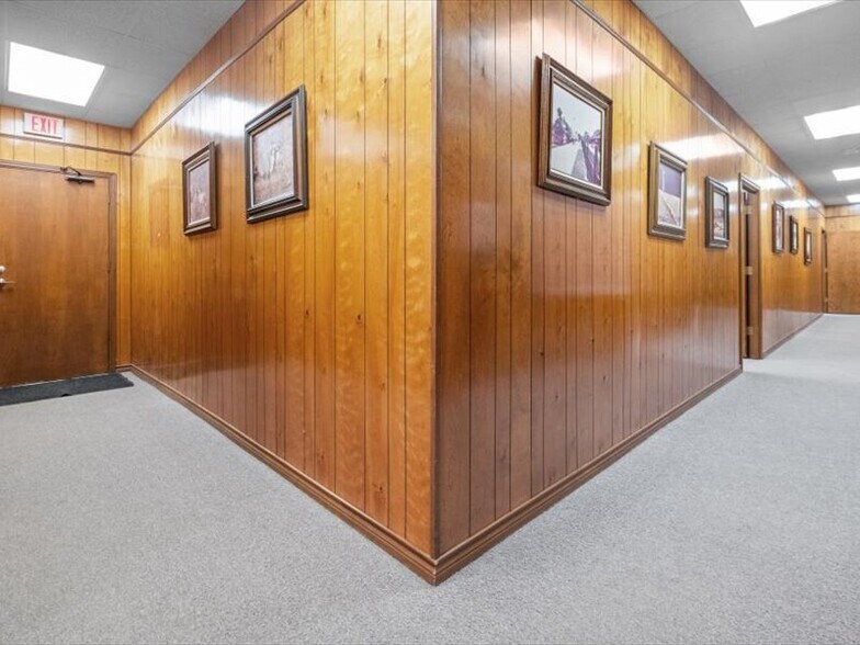 More Photos Of 1000 N Church St, Palestine Medical For Sale