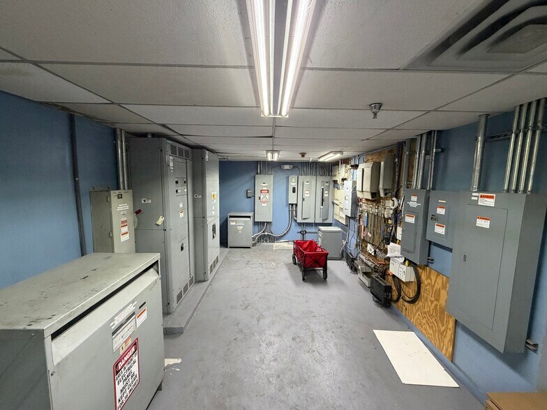 More Photos Of 3255 Meridian Pky, Weston Refrigeration Cold Storage For Lease