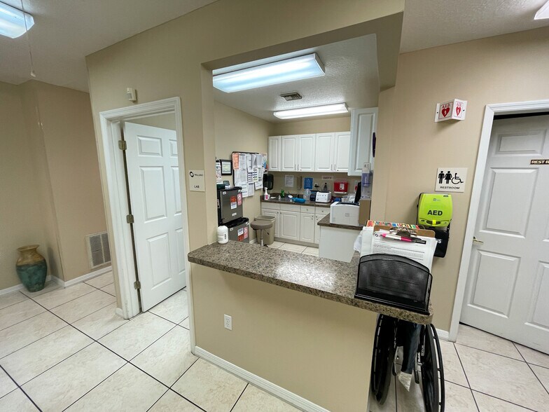 More Photos Of 10616 Main St, Thonotosassa Medical For Sale