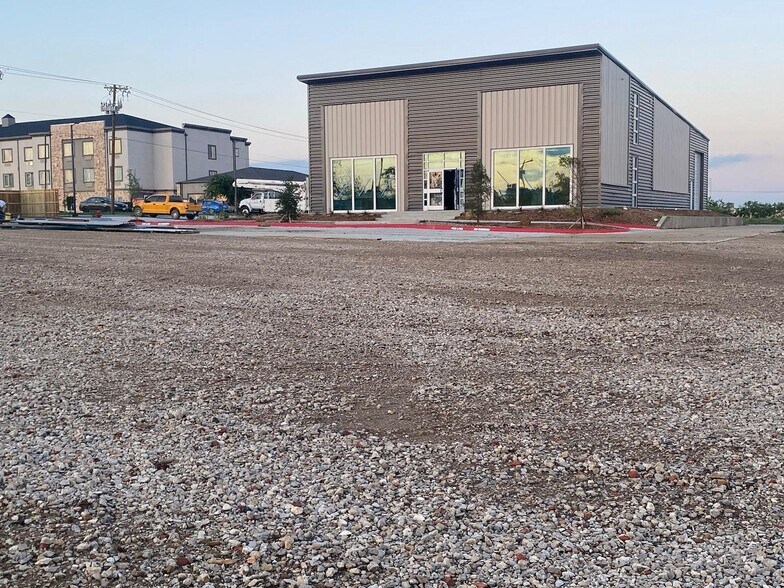 More Photos Of 109 Carl Kessler Blvd, Mineral Wells Showroom For Lease