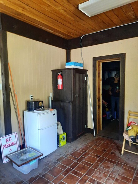 More Photos Of 1124 E Houston Ave, Crockett Freestanding For Sale