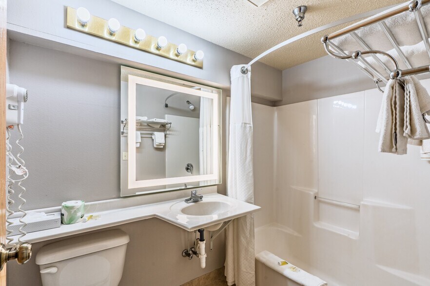 More Photos Of 519 Crook St, Custer Hotel For Sale