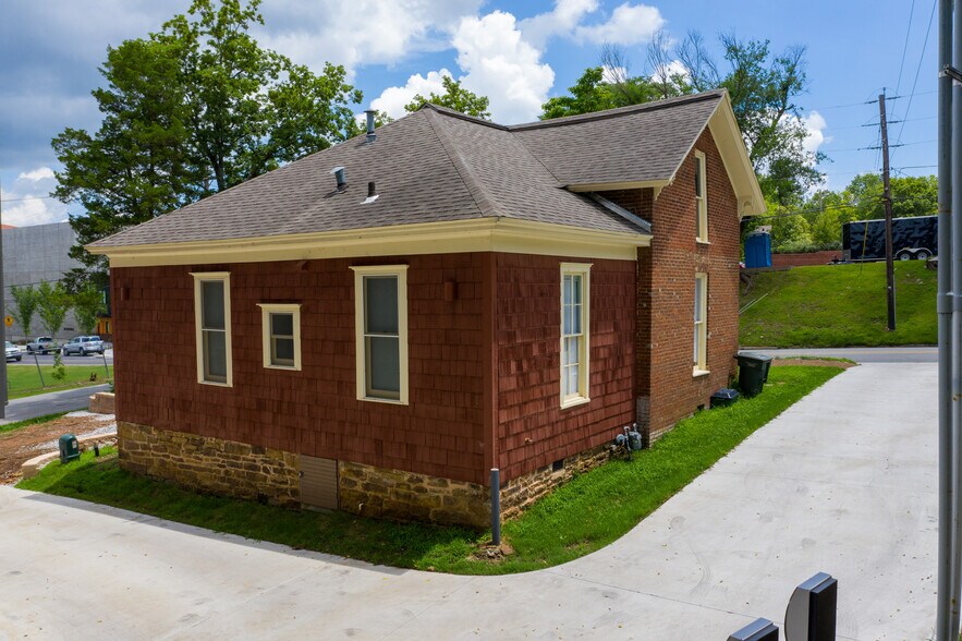 More Photos Of 21 N West Ave, Fayetteville Office For Lease