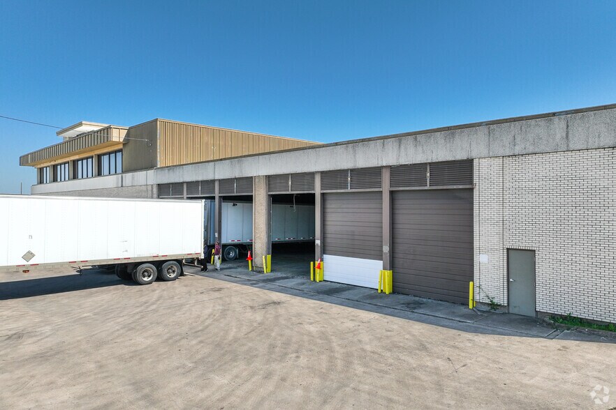 More Photos Of 1300 E Berry St, Fort Worth Warehouse For Lease