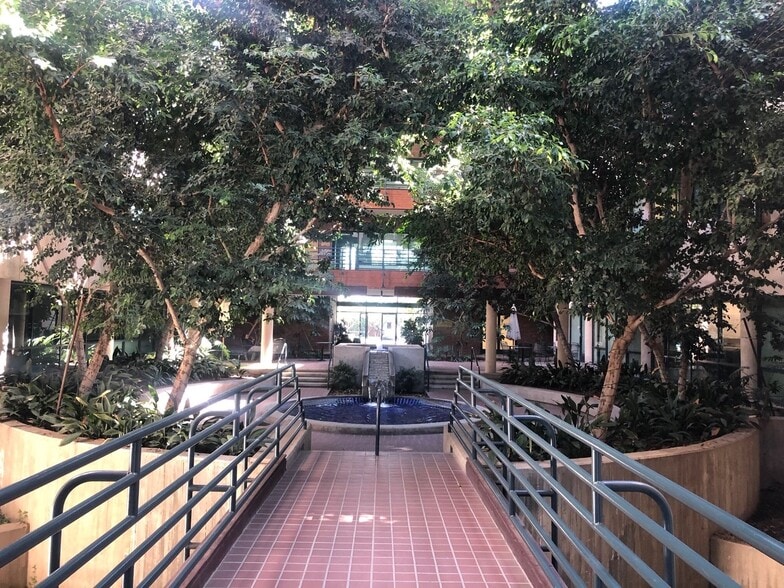 More Photos Of 5001 E Commercenter Dr, Bakersfield Office For Lease