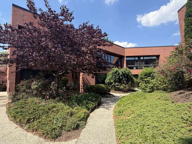 More Photos Of 492 Norristown Rd, Blue Bell Office For Sale