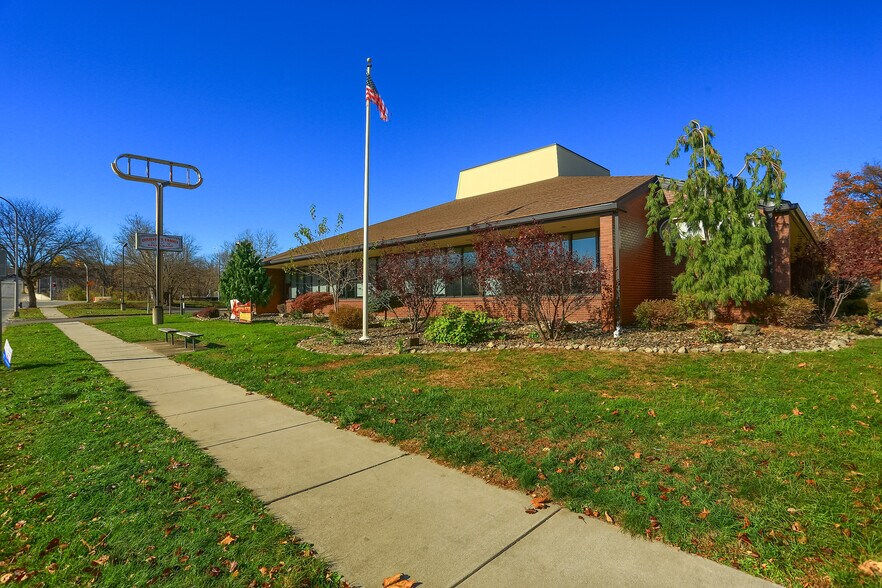 More Photos Of 100 W Washington St, New Castle Restaurant For Lease