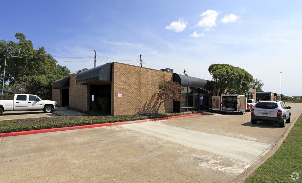 More Photos Of 7505-7563 South Fwy, Houston Unknown For Lease