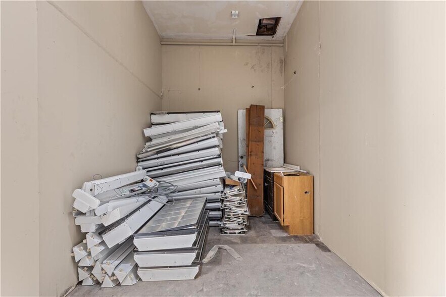 More Photos Of 1720 Quindaro Blvd, Kansas City General Retail For Sale