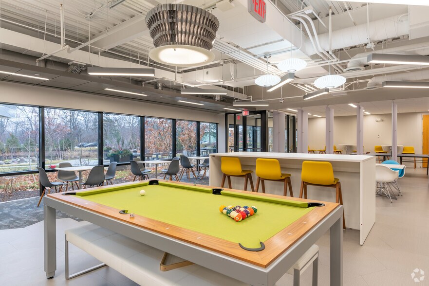 More Photos Of 2333 Waukegan Rd, Bannockburn Unknown For Lease