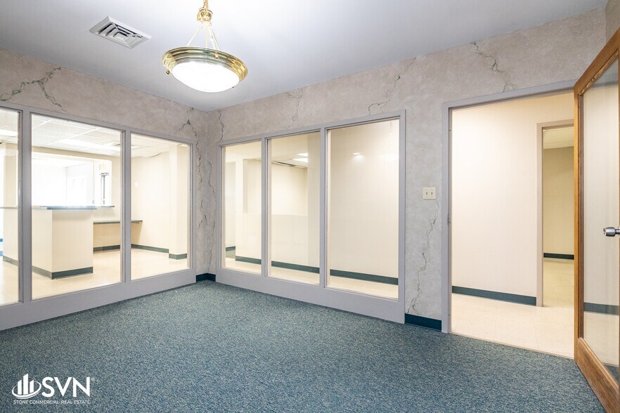 More Photos Of 881 Newtown Pike, Lexington Flex For Lease