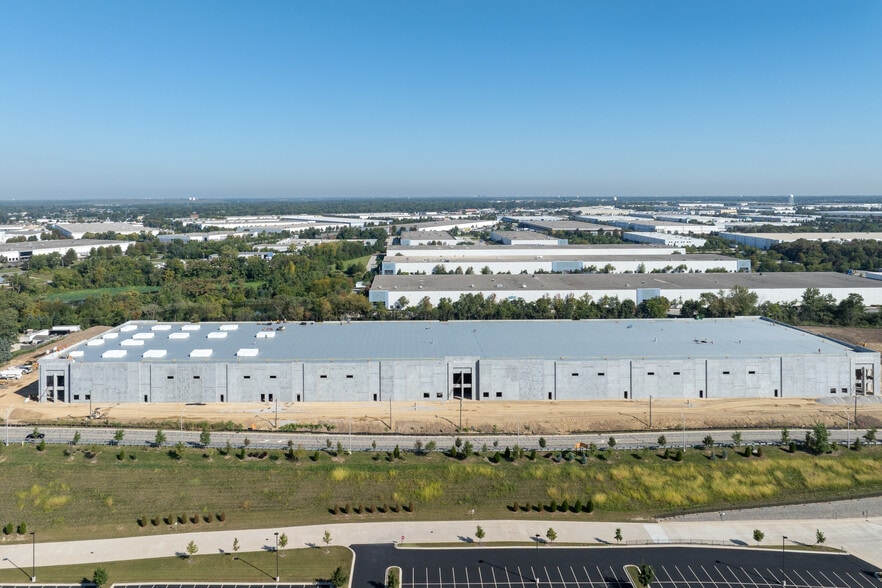 More Photos Of 17524 Bluff Rd, Woodridge Distribution For Lease