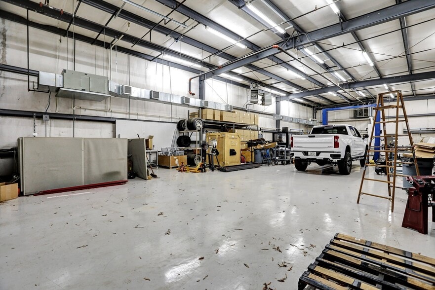 More Photos Of 7375 Adrianne Pl, Bartlett Light Distribution For Lease