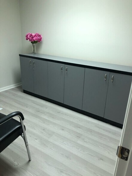 More Photos Of 13907 N Dale Mabry, Tampa Office For Sale