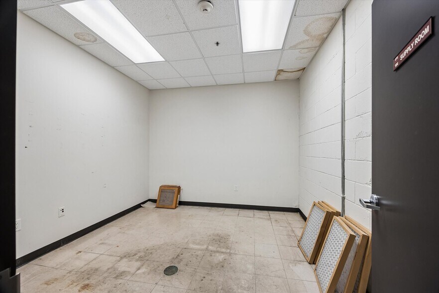 More Photos Of 4450 E Sam Houston Pky S, Pasadena General Retail For Lease