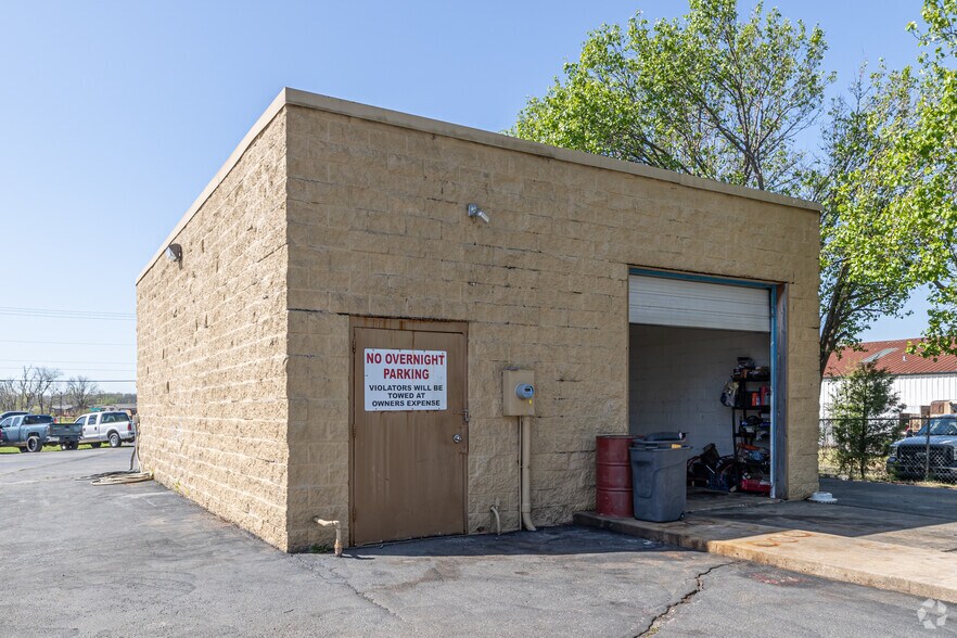 More Photos Of 200 SW Regional Airport Blvd, Bentonville Freestanding For Sale