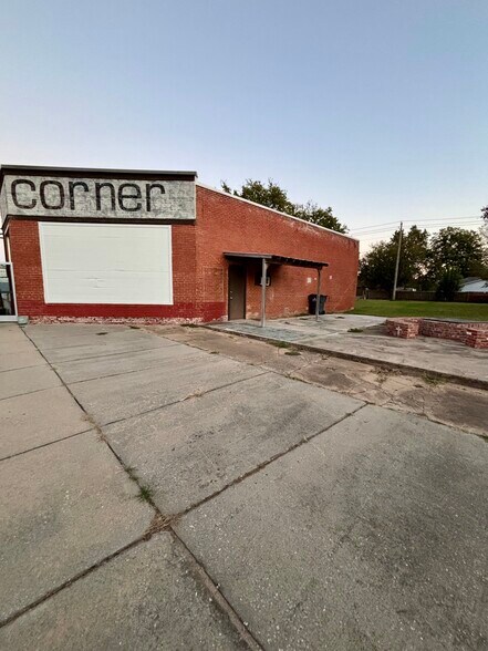 More Photos Of 132 W Broadway St, Lexington Freestanding For Sale