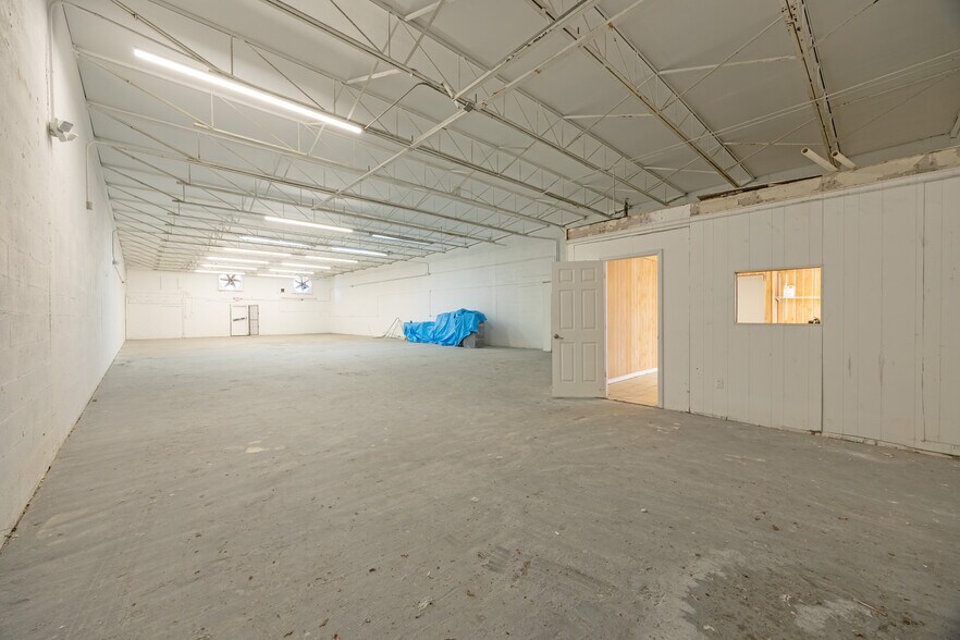 More Photos Of 683 W 26th St, Hialeah Service For Sale