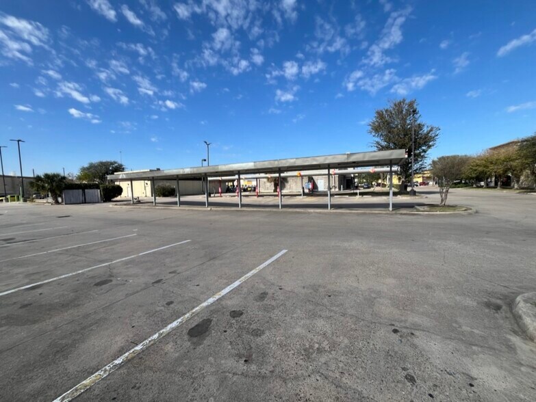 More Photos Of 5195 W 34th St, Houston Fast Food For Lease