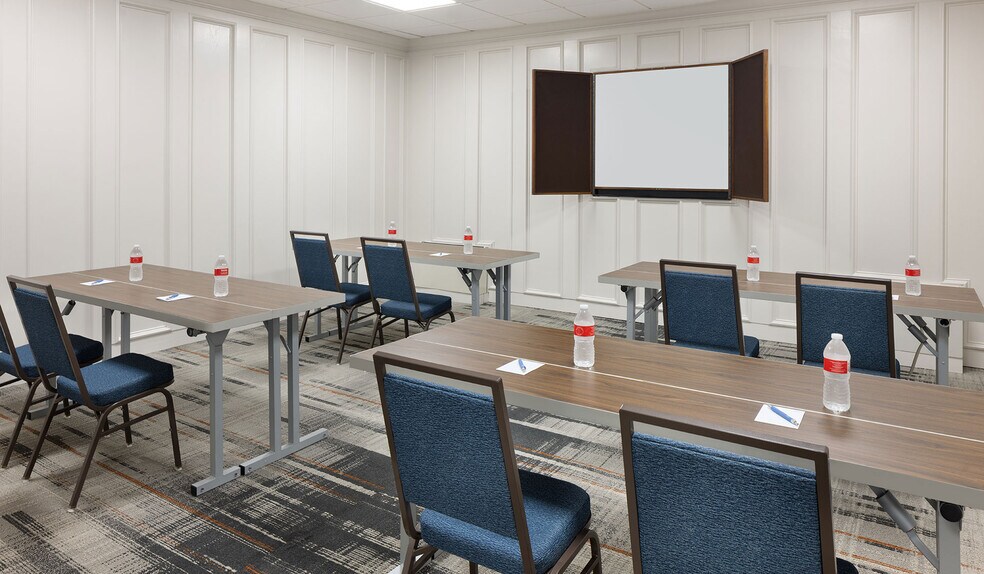 More Photos Of 4960 Towne Centre Rd, Saginaw Hotel For Sale