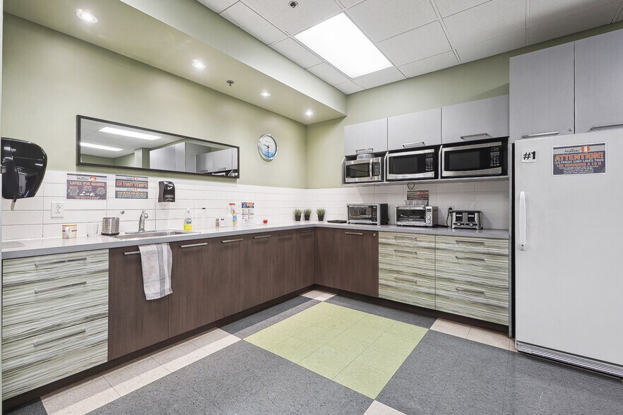 More Photos Of 1675 Boul de Montarville, Boucherville Warehouse For Lease