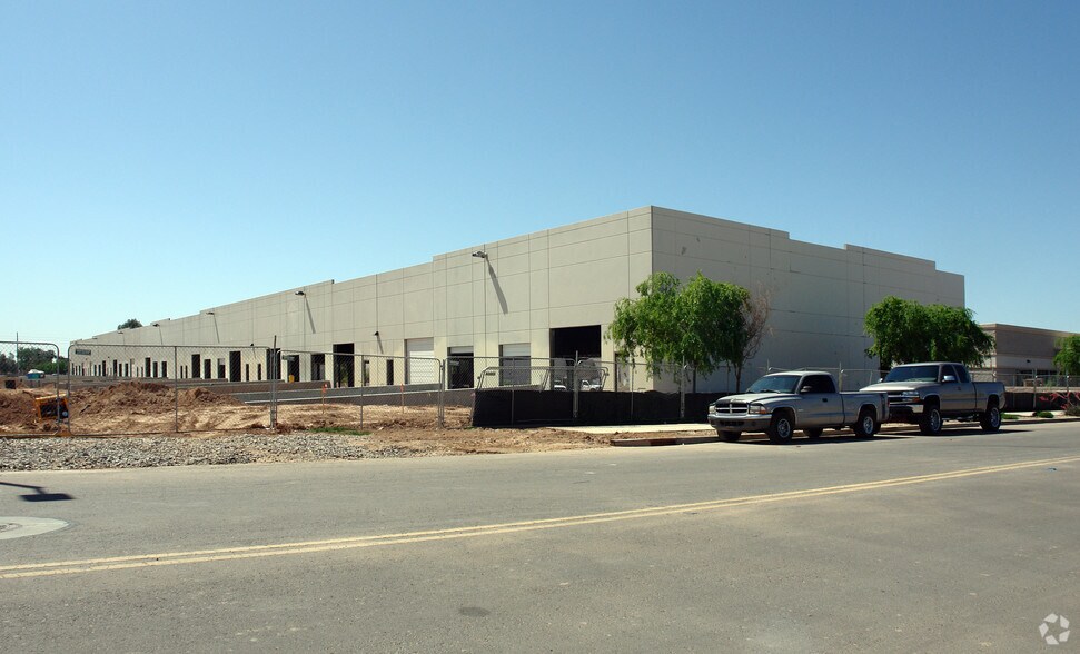 More Photos Of 13765 W Auto Dr, Goodyear Distribution For Lease