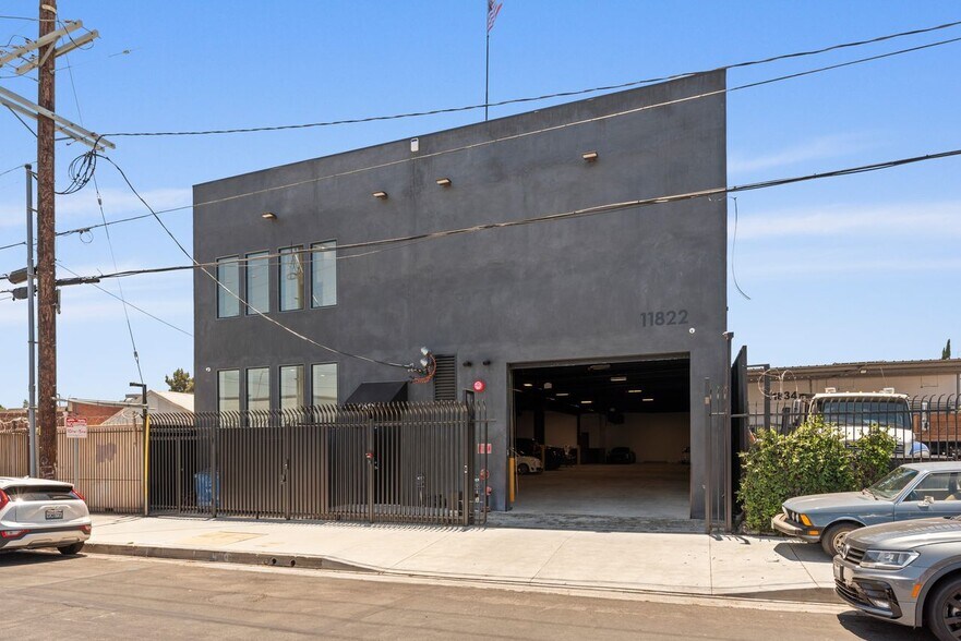 Primary Photo Of 11822 Vose St, North Hollywood Warehouse For Lease