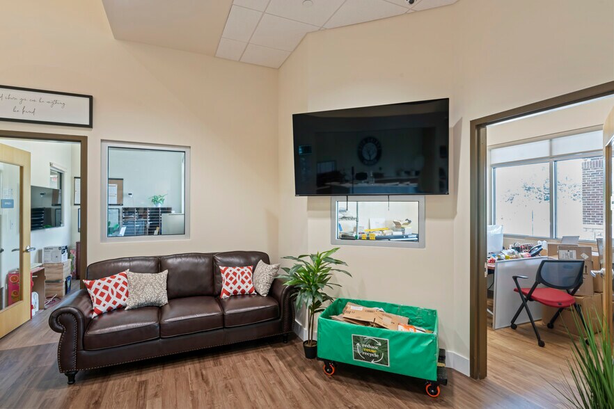 More Photos Of 42525 Tall Cedars Pkwy, Chantilly Schools For Lease