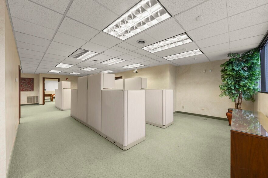 More Photos Of 10S660 Kingery Hwy, Willowbrook Office For Sale