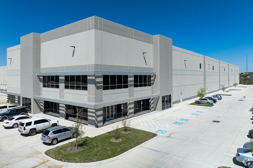 More Photos Of 3584 Mountain Creek Pky, Dallas Distribution For Lease