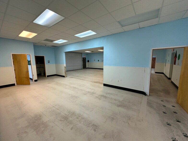 More Photos Of 2004 Roselawn Ave, Monroe Showroom For Lease